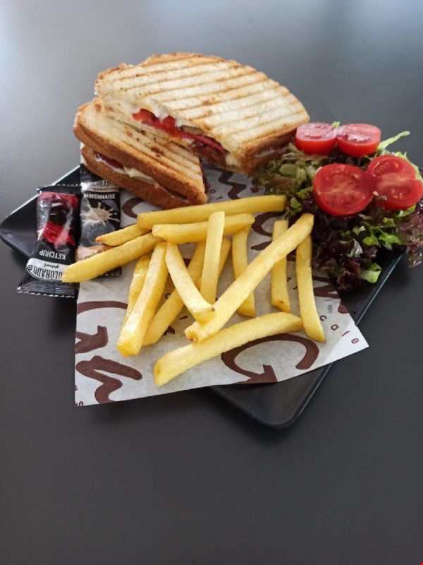 Ayvalık tost (Ayvalık Toast)